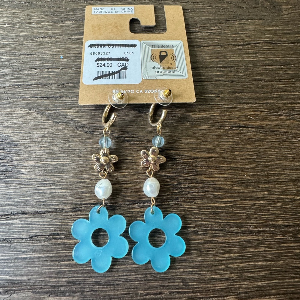 NWT Urban Outfitters Isabella Flower Drop Hoop Earrings - Picture 5 of 6